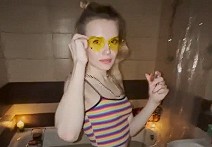 Молодая блондинка 18+ жестко трахается в ванне на вечеринке