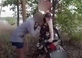 ให้หนุ่มตัดอ้อยพาเมียมาถ่ายคลิปในป่า ใส่เต็มที่ได้เลย